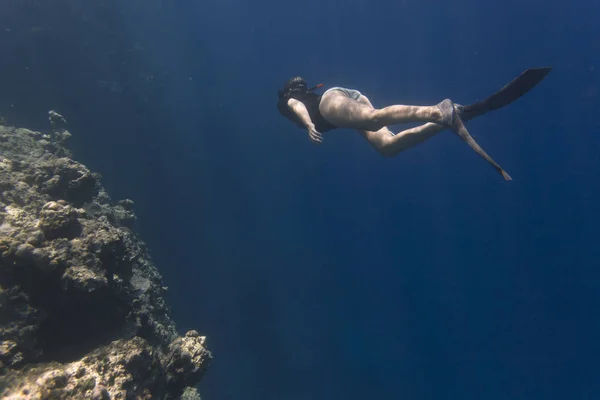 印度尼西亚 年轻女子潜水 — 图库照片