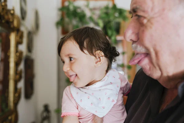 Grand Père Petite Fille Amusent Ensemble — Photo