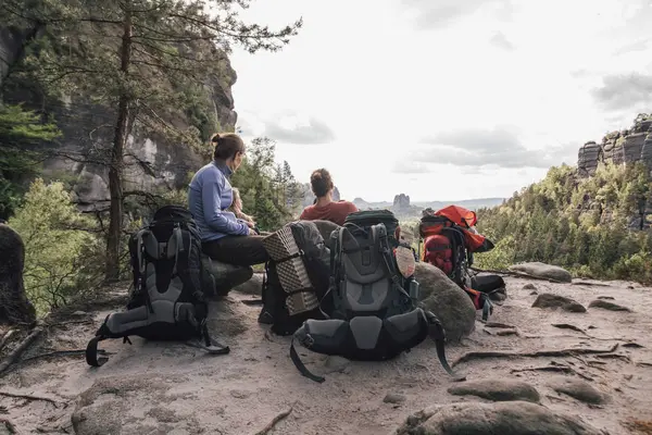 Alemania Sajonia Elba Montañas Piedra Arenisca Amigos Viaje Senderismo Teniendo — Foto de Stock