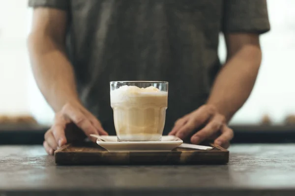 Cameriere Che Serve Latte Macchiato Bar — Foto Stock
