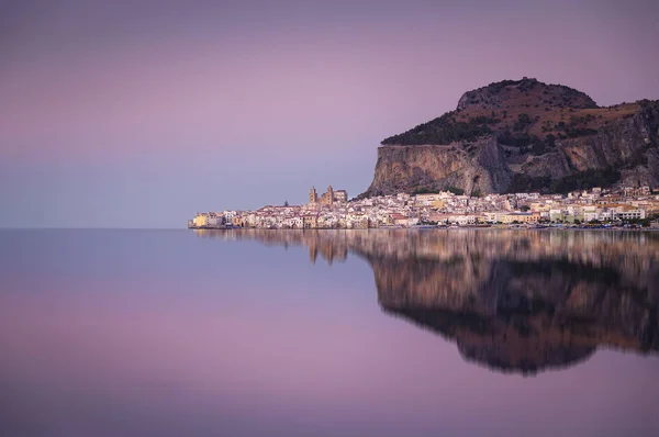 Italië Sicilië Cefalu Met Reflecties Avond Nagloed — Stockfoto