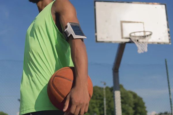 Joven Jugador Baloncesto Con Bolsillo Pelota Brazo — Foto de Stock