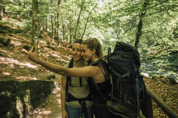 Two Young Women Hiking Trip Taking Selfie — Stock Photo, Image