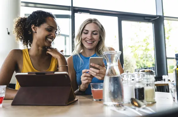Best Friends Meeting Cafe Talking Sharing News Using Digital Tablet — Stock Photo, Image