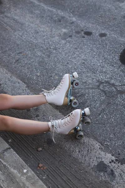 Jonge Vrouw Met Rolschaatsen Rijstrook Gedeeltelijk Uitzicht — Stockfoto