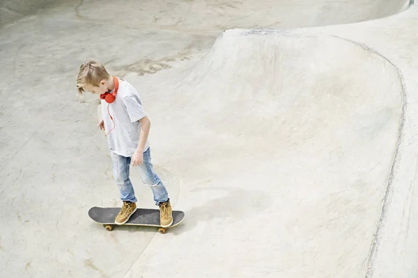 Niño Con Auriculares Monopatín Monopatín — Foto de Stock