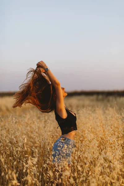 Jovem Mulher Campo Grãos Desfrutando Pôr Sol — Fotografia de Stock