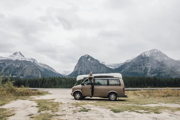 Canada Alberta Banff National Park Uomo Con Minivan Icefields Parkway — Foto Stock