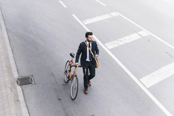 自転車と携帯電話で路上を歩くビジネスマン — ストック写真