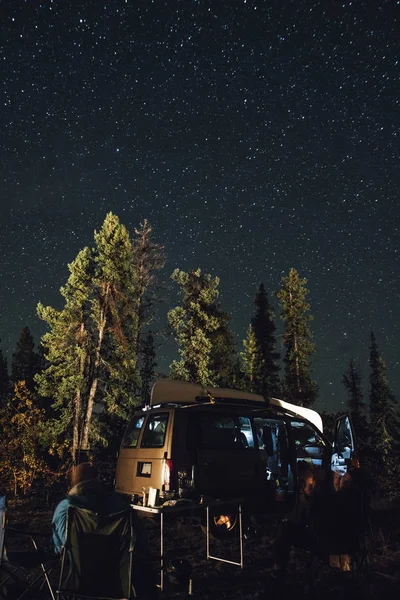 加拿大 不列颠哥伦比亚省 两个男人坐在星空下的小型货车在夜间 — 图库照片