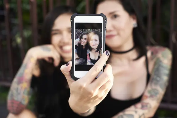 Mujer Sosteniendo Teléfono Celular Con Selfie Misma Con Pareja Lesbiana — Foto de Stock