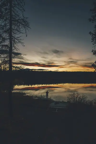 Kanada British Columbia Manusia Memancing Duhu Lake Saat Matahari Terbenam — Stok Foto