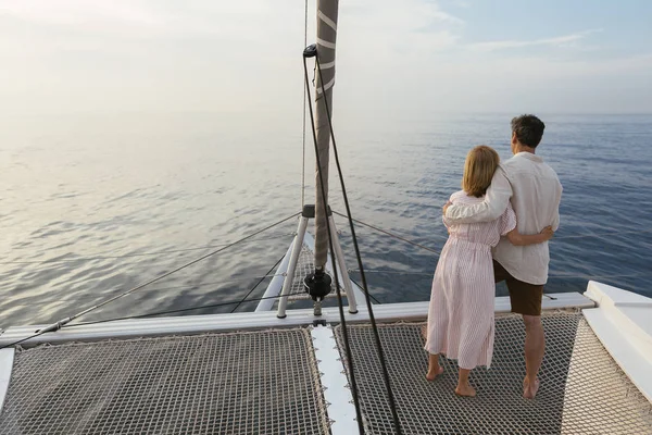 Casal Maduro Trampolim Catamarã Desfrutando Sua Viagem Barco — Fotografia de Stock