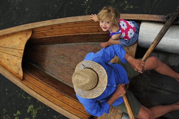 Joyeux Petite Fille Avec Son Grand Père Bateau Rames Vue — Photo