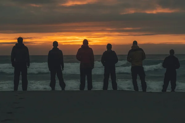 Norway Lofoten Moskenesoy Young Men Standing Bunes Beach Sunset — Stock Photo, Image