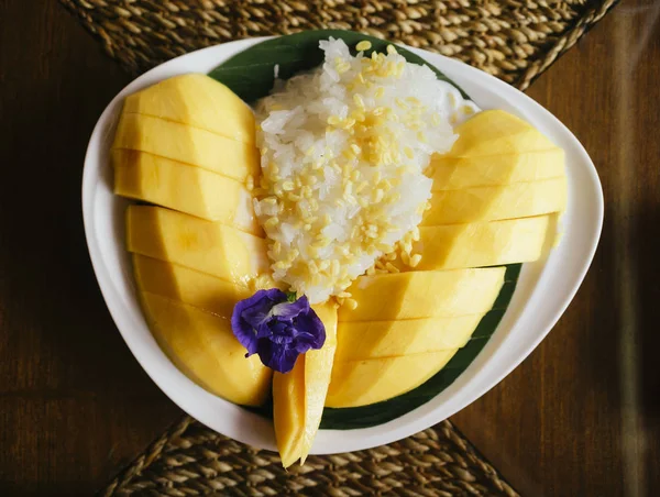 Thajské Mango Sladkou Lepkavou Rýží Kokosovým Mlékem — Stock fotografie