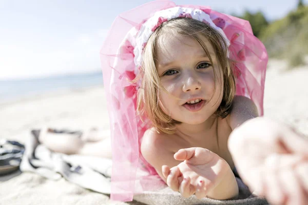 Portret Małej Dziewczynki Leżącej Plaży — Zdjęcie stockowe