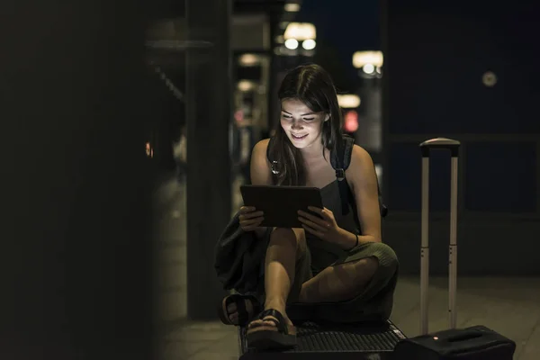 Mujer Joven Sonriente Con Tableta Esperando Estación Por Noche — Foto de Stock