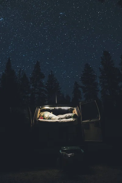 Kanada British Columbia Chilliwack Stjärnhimmel Och Upplyst Minivan Natten — Stockfoto