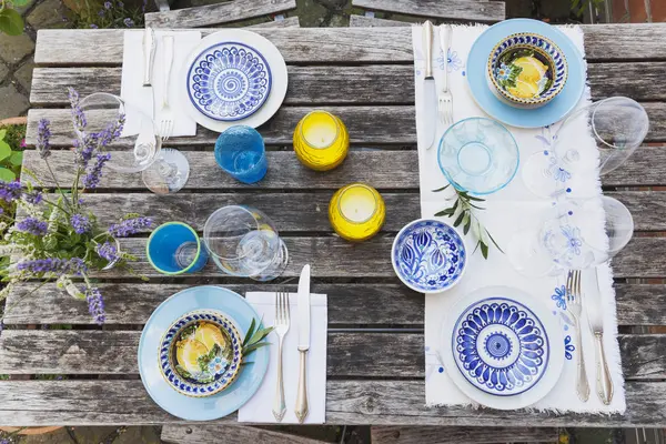 Garden Table Laid Colorful Plates Bowls — Stock Photo, Image