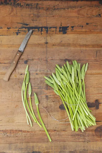 Green Wild Asparagus Wooden Background — Stock Photo, Image