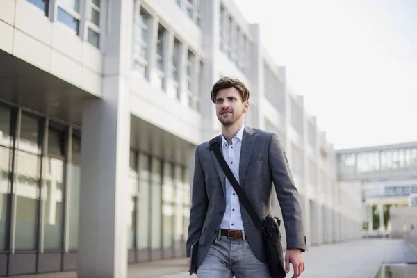 Hombre Negocios Sonriente Con Bolsa Cuerpo Cruzado Ciudad Movimiento — Foto de Stock