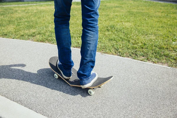 Man Staat Gebroken Skateboard — Stockfoto