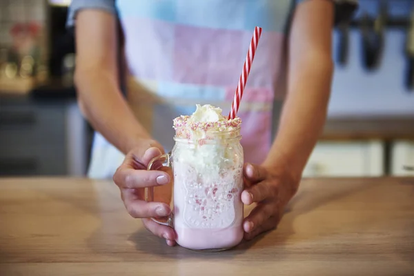 Servitris Servering Glas Jordgubbs Milkshake — Stockfoto