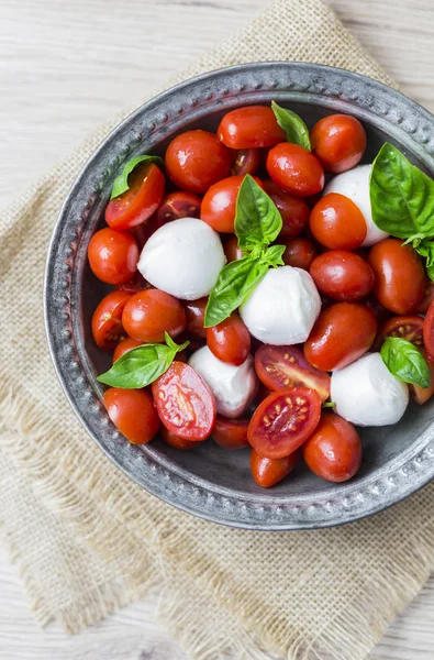 Italienisches Essen Caprese Mozzarella Und Tomaten Und Basilikum — Stockfoto