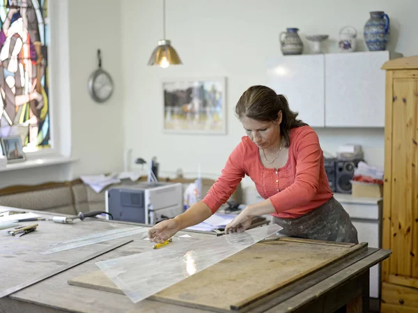 Frau Arbeitet Glaserwerkstatt Glasscheibe — Stockfoto