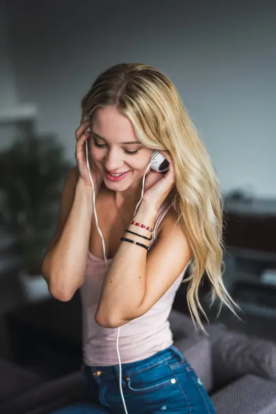 Mujer Joven Sonriente Escuchando Música Con Auriculares Casa — Foto de Stock