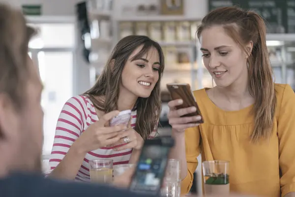 Dos Novias Reúnen Una Cafetería Usando Teléfonos Inteligentes — Foto de Stock