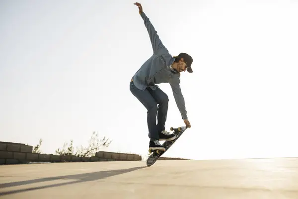 Trendy Man Denim Cap Skateboarding Standing Skateboard — Stock Photo, Image