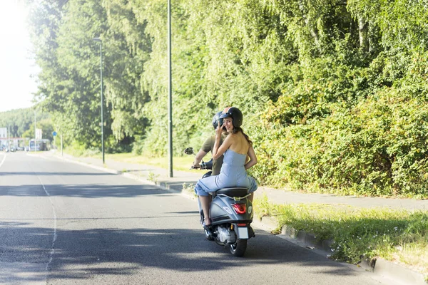 Glückliches Paar Fährt Sommer Motorroller — Stockfoto