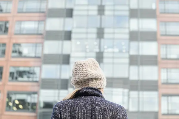 Vista Trasera Una Mujer Con Gorra Lana — Foto de Stock