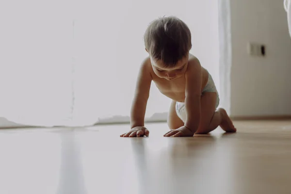 Ciekawy Mały Chłopiec Pełzający Podłodze — Zdjęcie stockowe