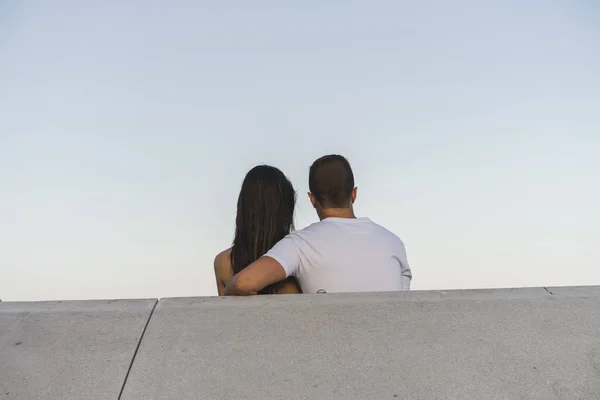 Młoda Romantyczna Para Pod Czystym Niebem Patrząc Widok — Zdjęcie stockowe
