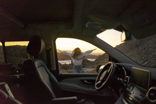 Молодая Женщина Наслаждается Закатом Пляже Вид Через Автомобиль — стоковое фото