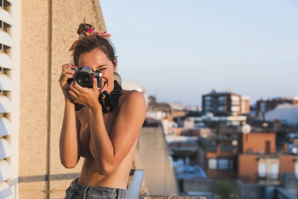 Szczęśliwy Topless Młoda Kobieta Aparatem Robienia Zdjęć Balkonie — Zdjęcie stockowe
