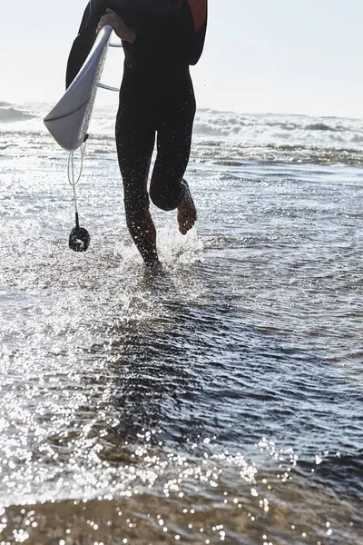 Närbild Man Som Springer Vatten Med Surfbräda — Stockfoto