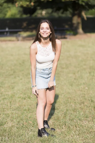 草原に立つ笑顔の若い女性の肖像 — ストック写真