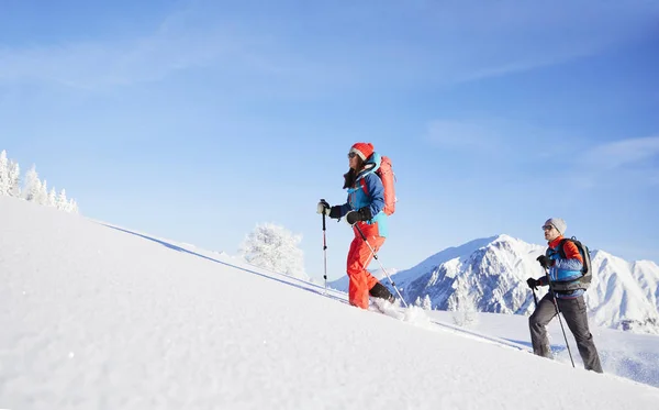 Austria Tyrol Couple Snowshoeing — Stock Photo, Image