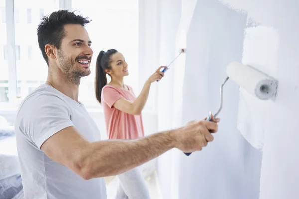 Pareja Feliz Pintando Pared Apartamento Juntos —  Fotos de Stock