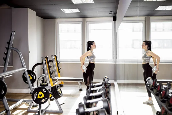 Kvinna Utövar Gymmet Tittar Spegeln — Stockfoto