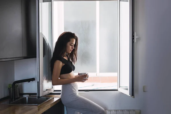 Mujer Joven Seria Con Taza Café Soñando Ventana Casa —  Fotos de Stock