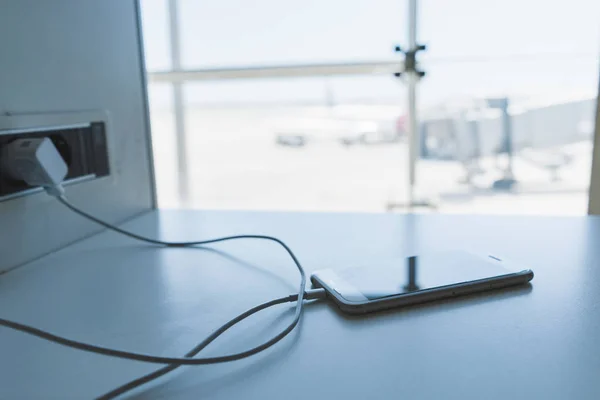 Smartphone Ricarica Aeroporto — Foto Stock