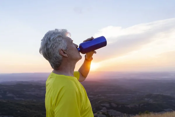 Senior Uomo Acqua Potabile Guardando Vista Dalla Cima Della Collina — Foto Stock