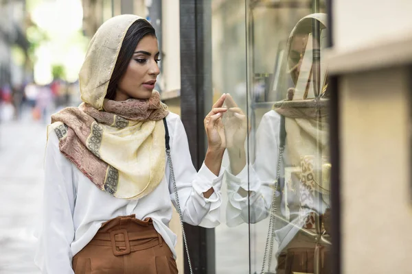 Испания Гранада Молодая Мусульманская Туристка Хиджабе Смотрящая Витрины Магазинов Торговой — стоковое фото