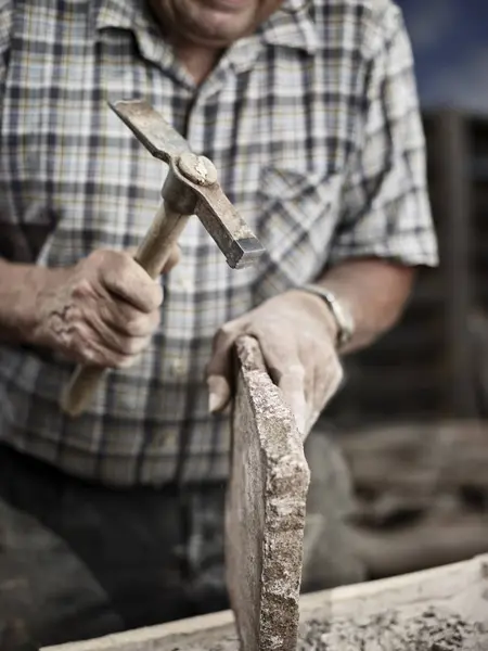 石匠用铁锤在石头上工作 — 图库照片