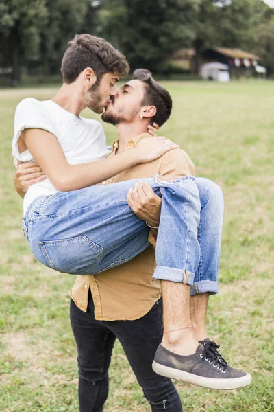 Kissing Young Gay Couple Park — Stock Photo, Image